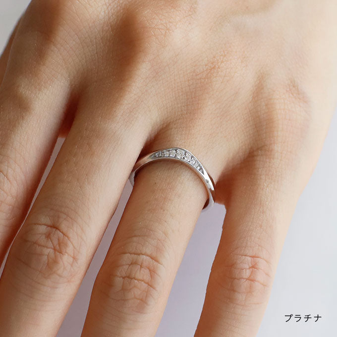 結婚指輪まなざし プラチナ 着用画像