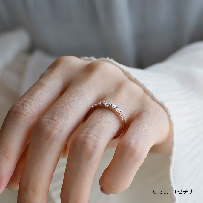 婚約指輪 燈す0.3ct ロゼチナ 着用画像