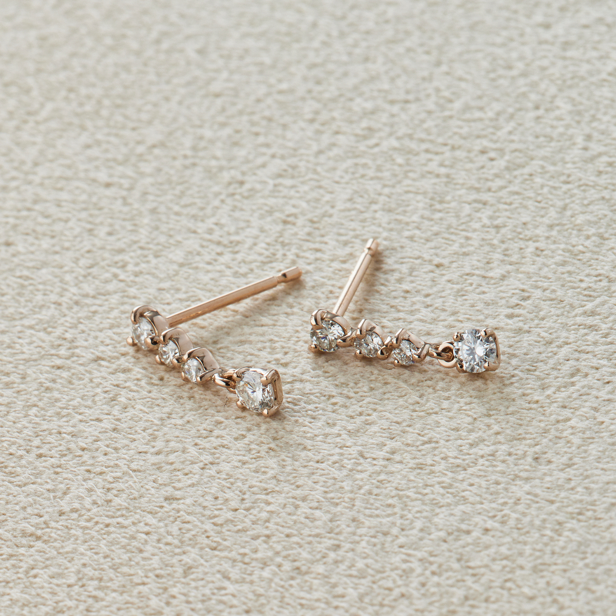 ANNIVERSARY スイングダイヤスタッドピアス ANNIVERSARY スイングダイヤスタッドピアス