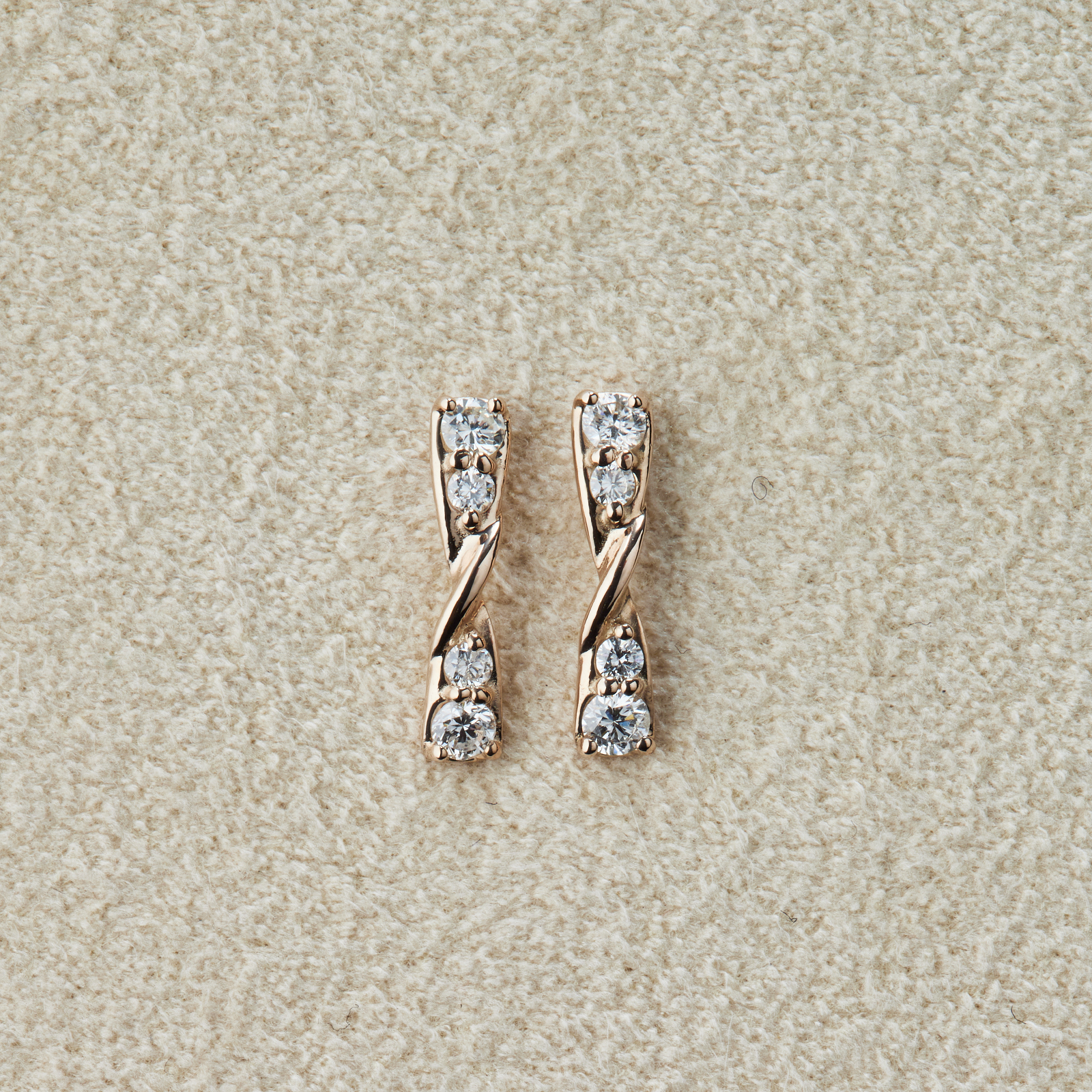 ANNIVERSARY ツイストダイヤスタッドピアス