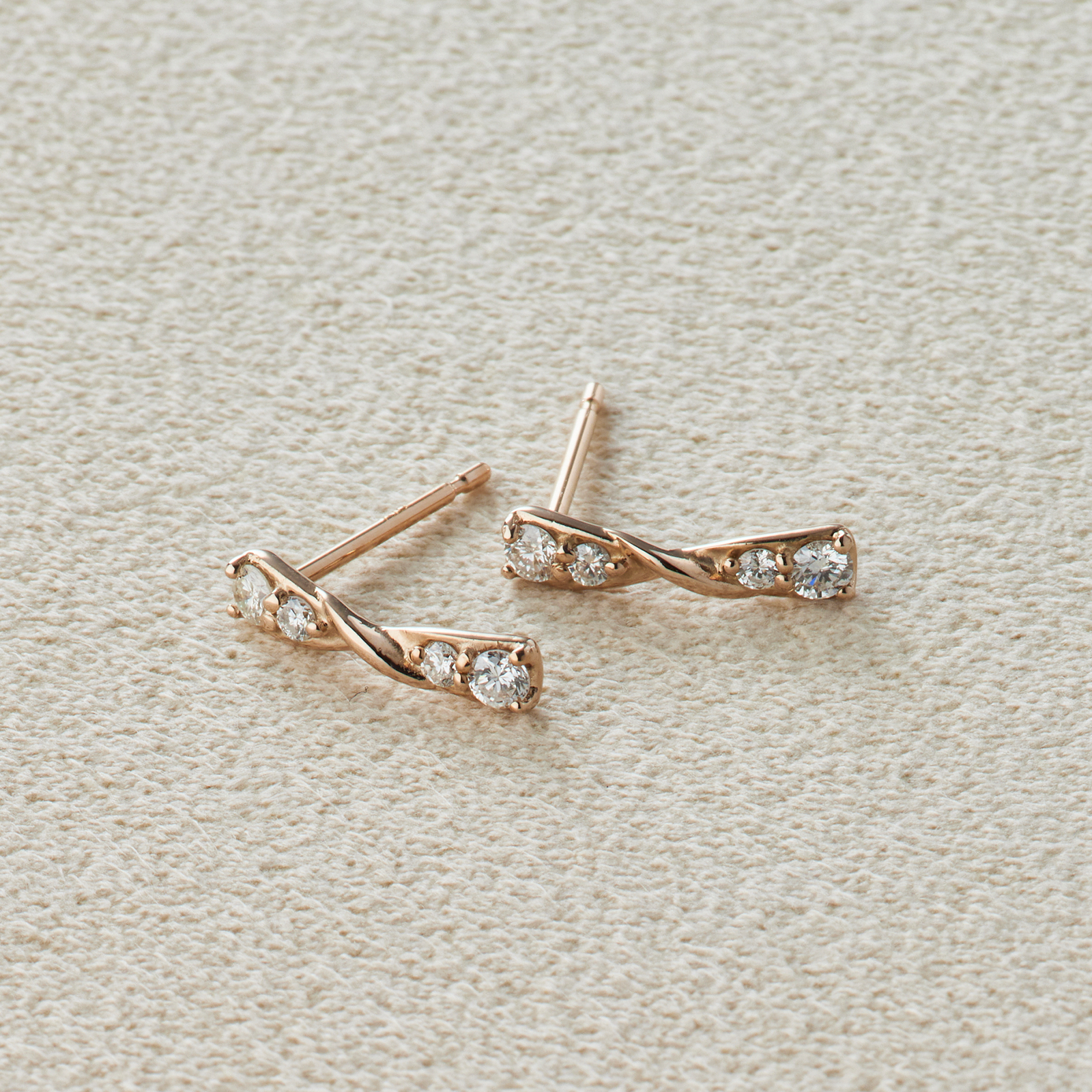 ANNIVERSARY ツイストダイヤスタッドピアス ANNIVERSARY ツイストダイヤスタッドピアス