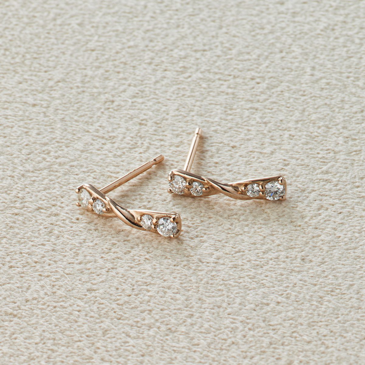 ANNIVERSARY ツイストダイヤスタッドピアス