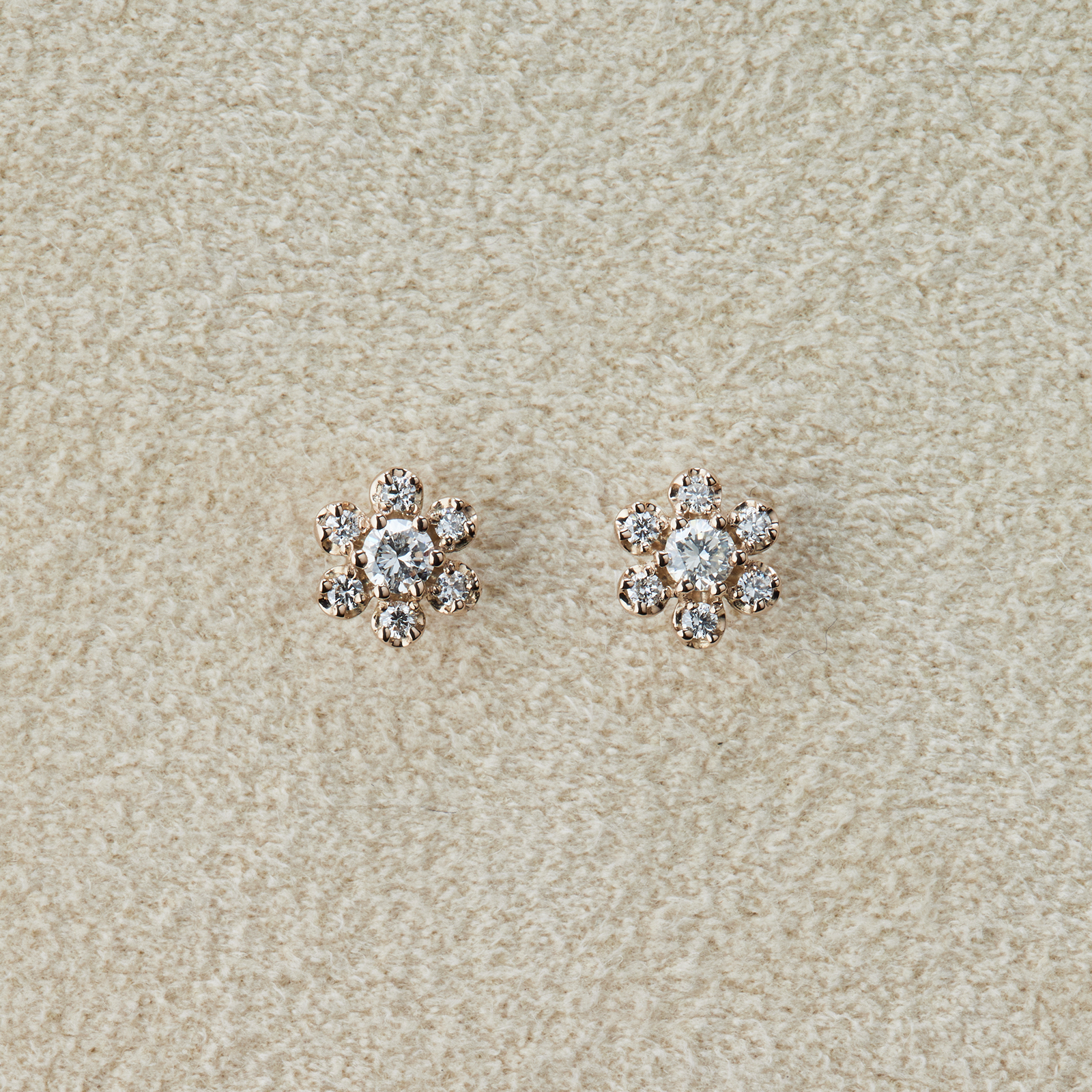 ANNIVERSARY フラワーモチーフダイヤスタッドピアス