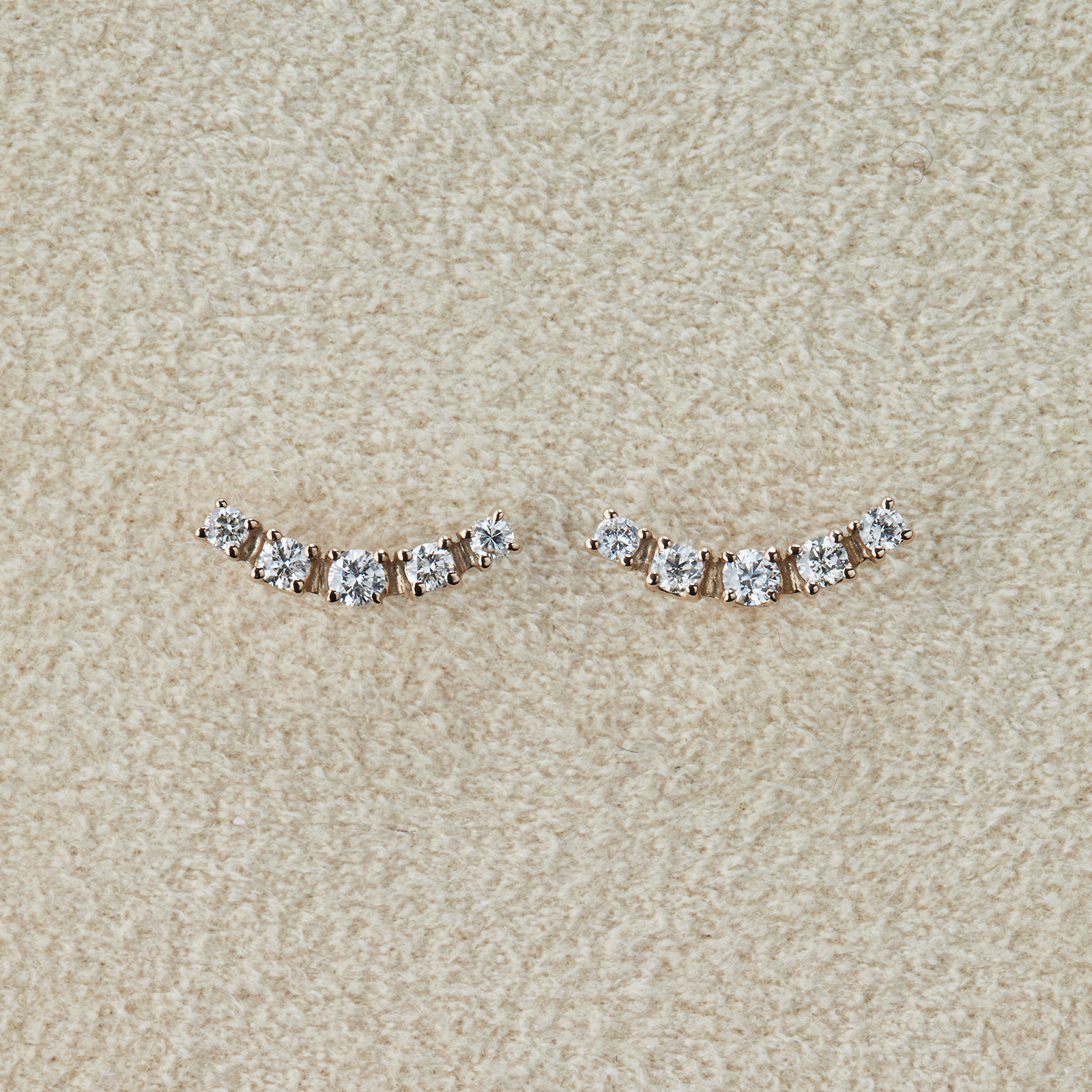 ANNIVERSARY カーブダイヤスタッドピアス