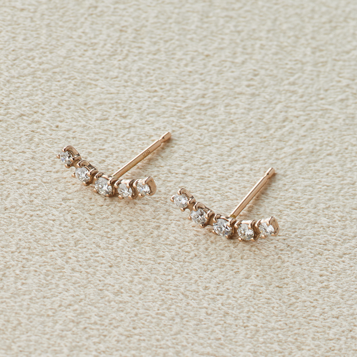 ANNIVERSARY カーブダイヤスタッドピアス ANNIVERSARY カーブダイヤスタッドピアス