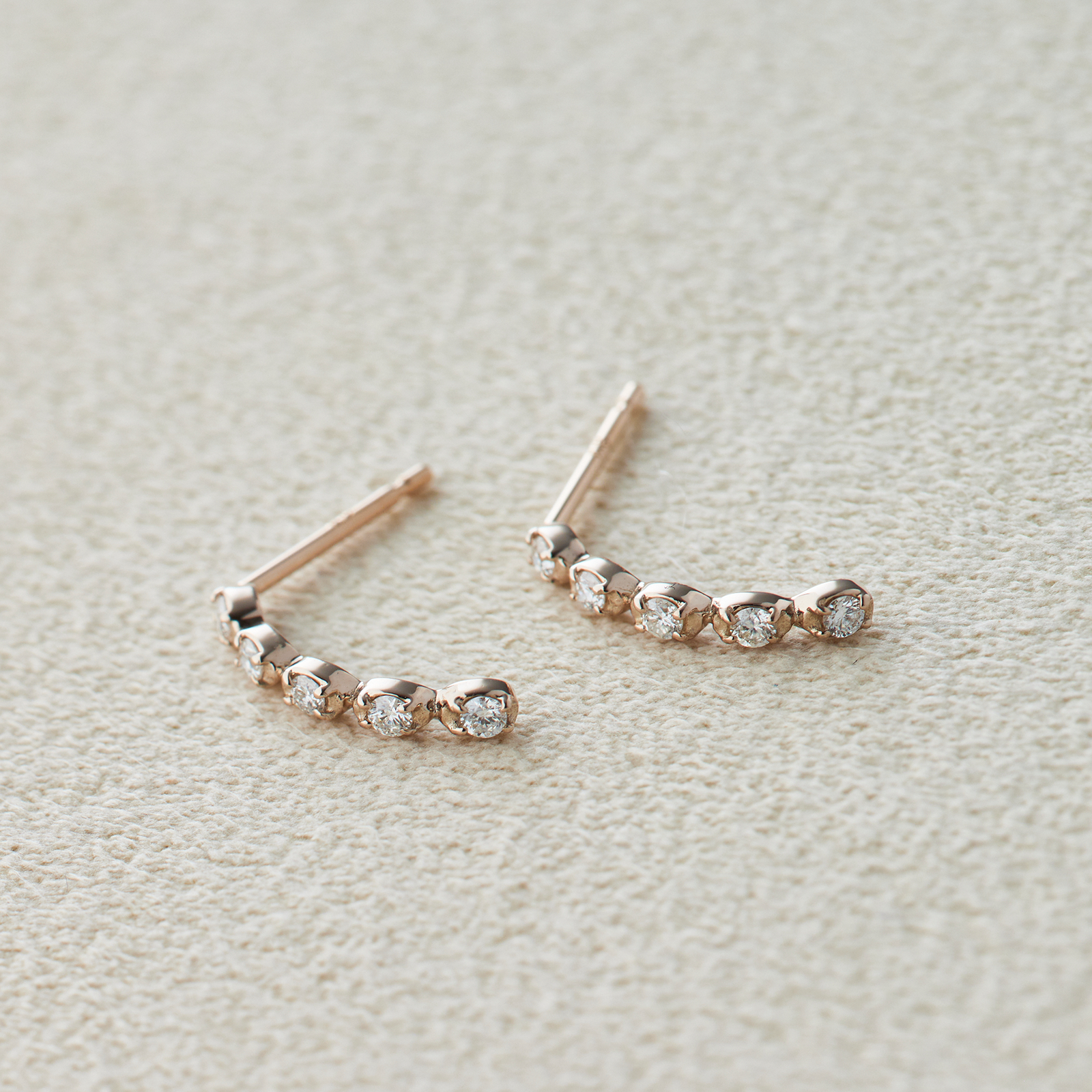 新作】ANNIVERSARY オーバルダイヤピアス