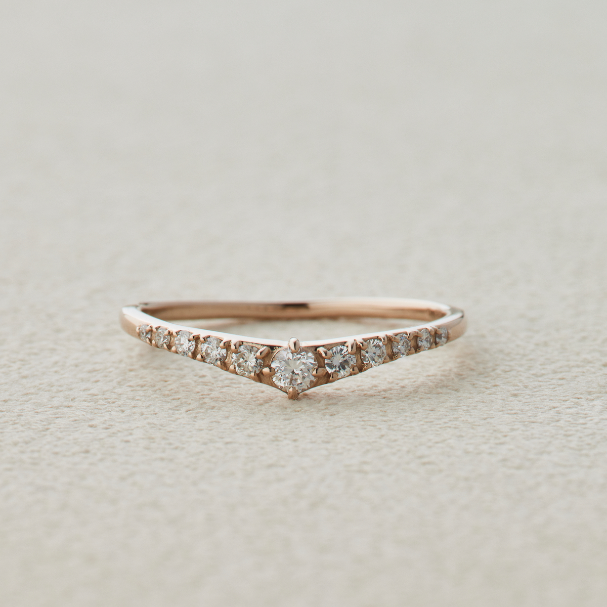 新作】ANNIVERSARY Vラインハーフエタニティリング (即納)