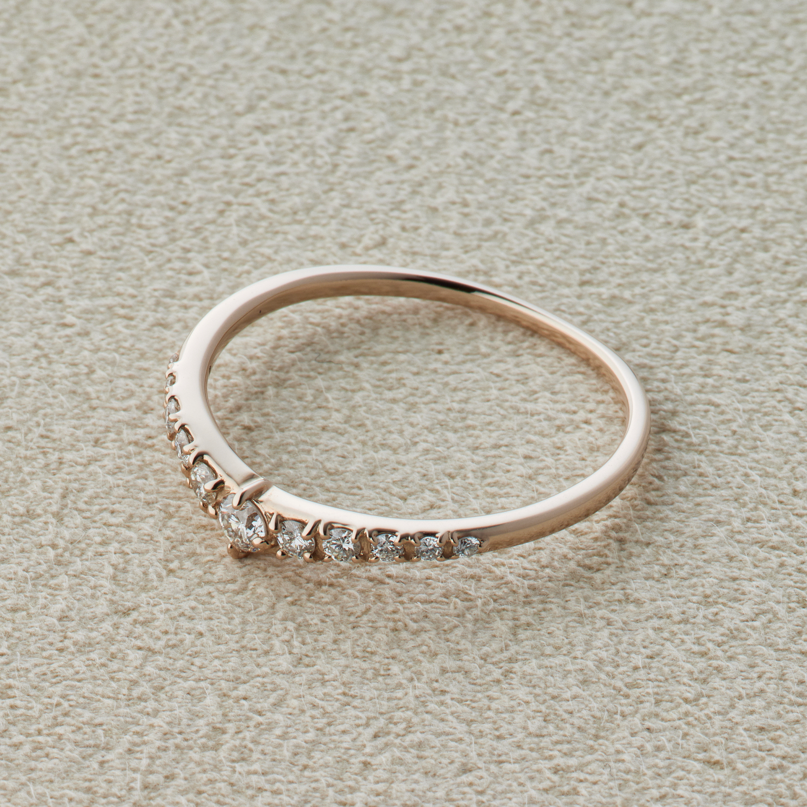 新作】ANNIVERSARY Vラインハーフエタニティリング (即納)