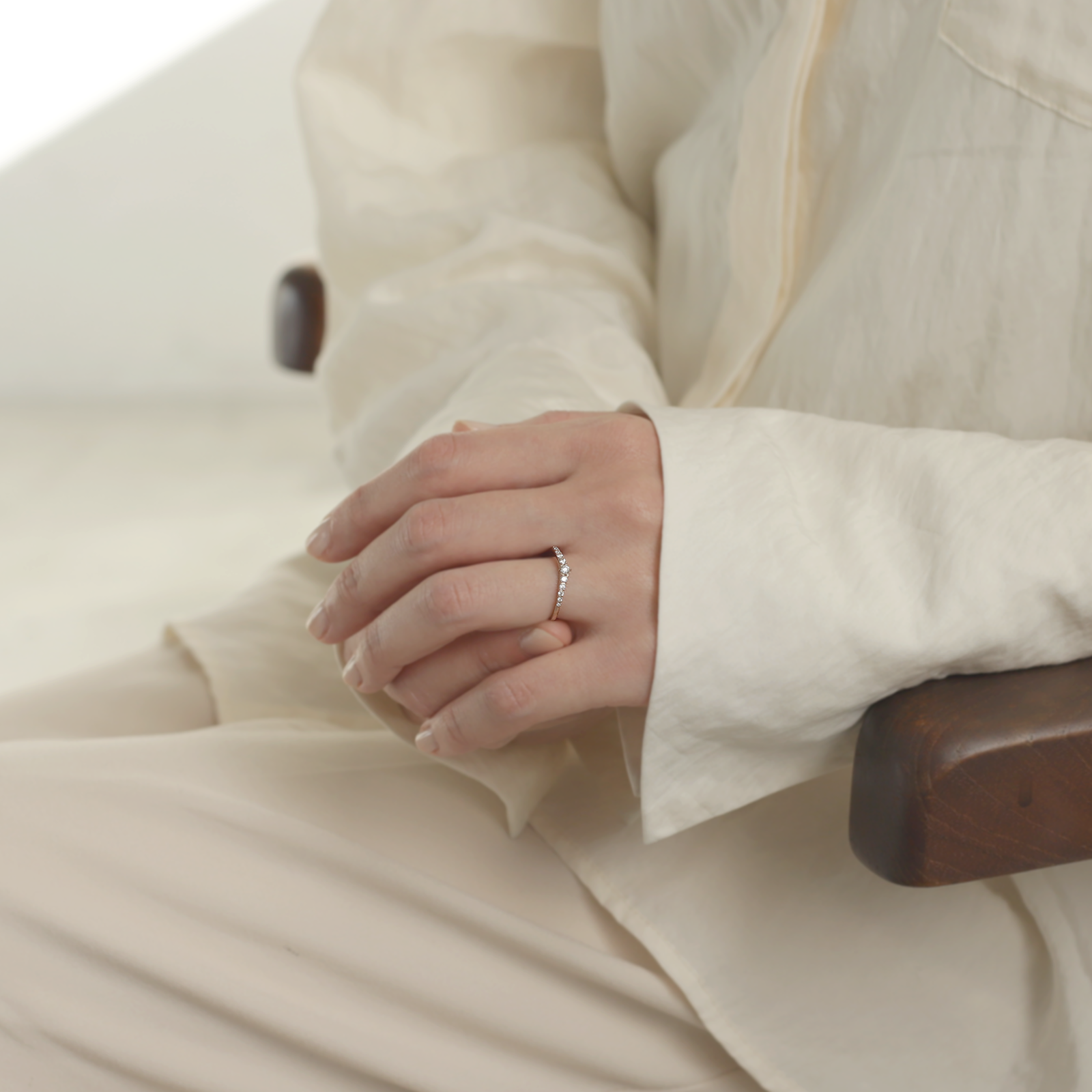 新作】ANNIVERSARY Vラインハーフエタニティリング (即納)