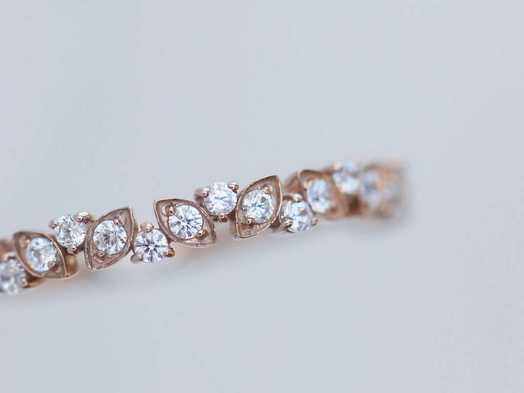 【新作ハーフエタニティリング】の魅力をご紹介。