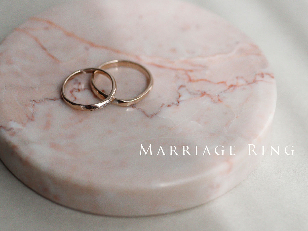 ピンクゴールドのような色味のロゼチナ素材の結婚指輪