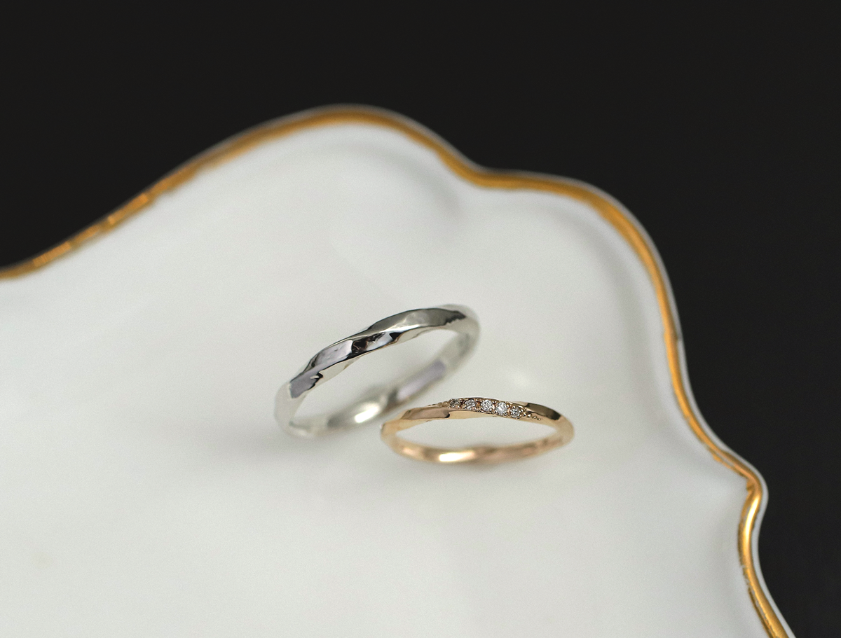 結婚指輪はどこにつける？右手・左手の指が持つ意味と重ね付けの順番、外す日の対策マナー