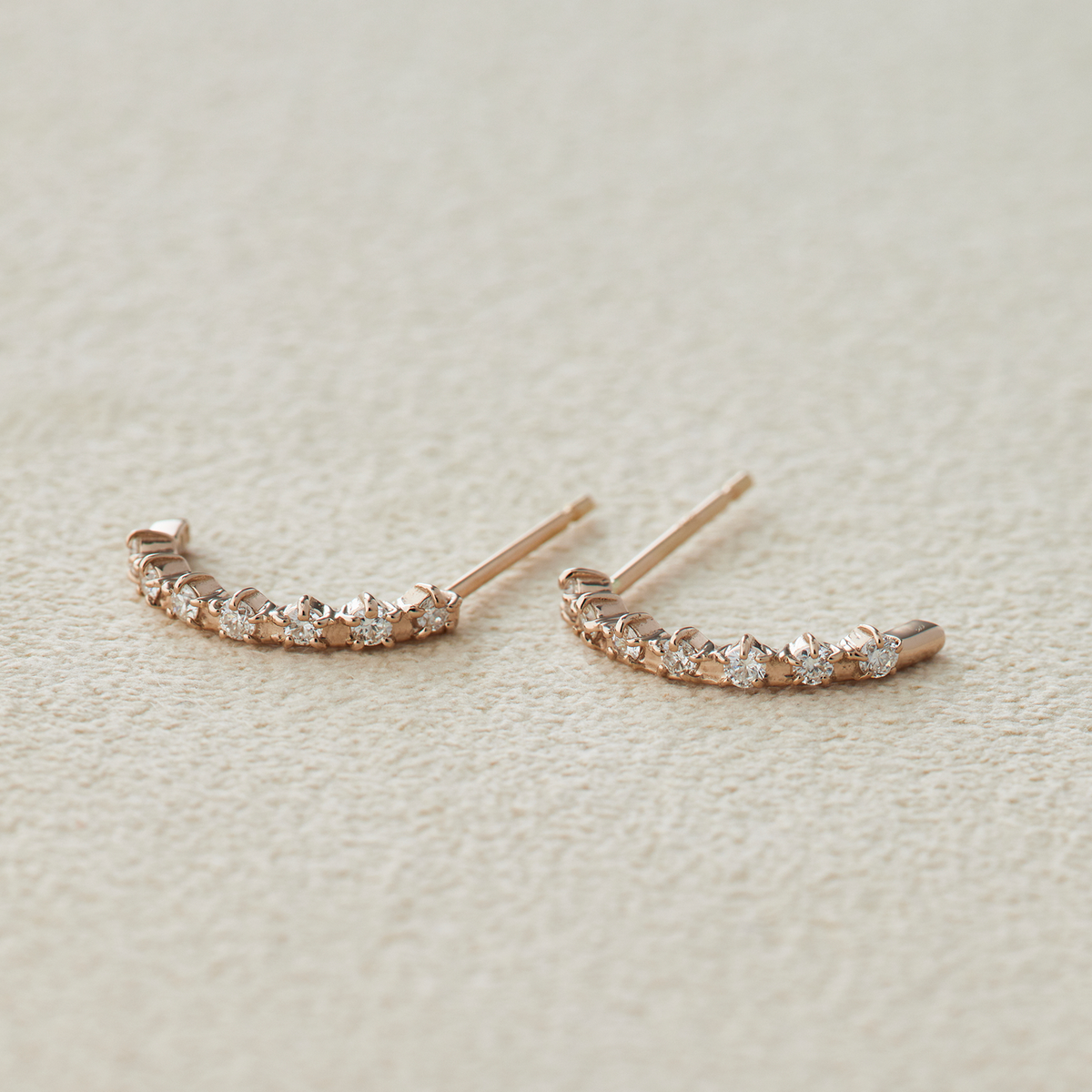 新作】ANNIVERSARY 7粒ダイヤピアス