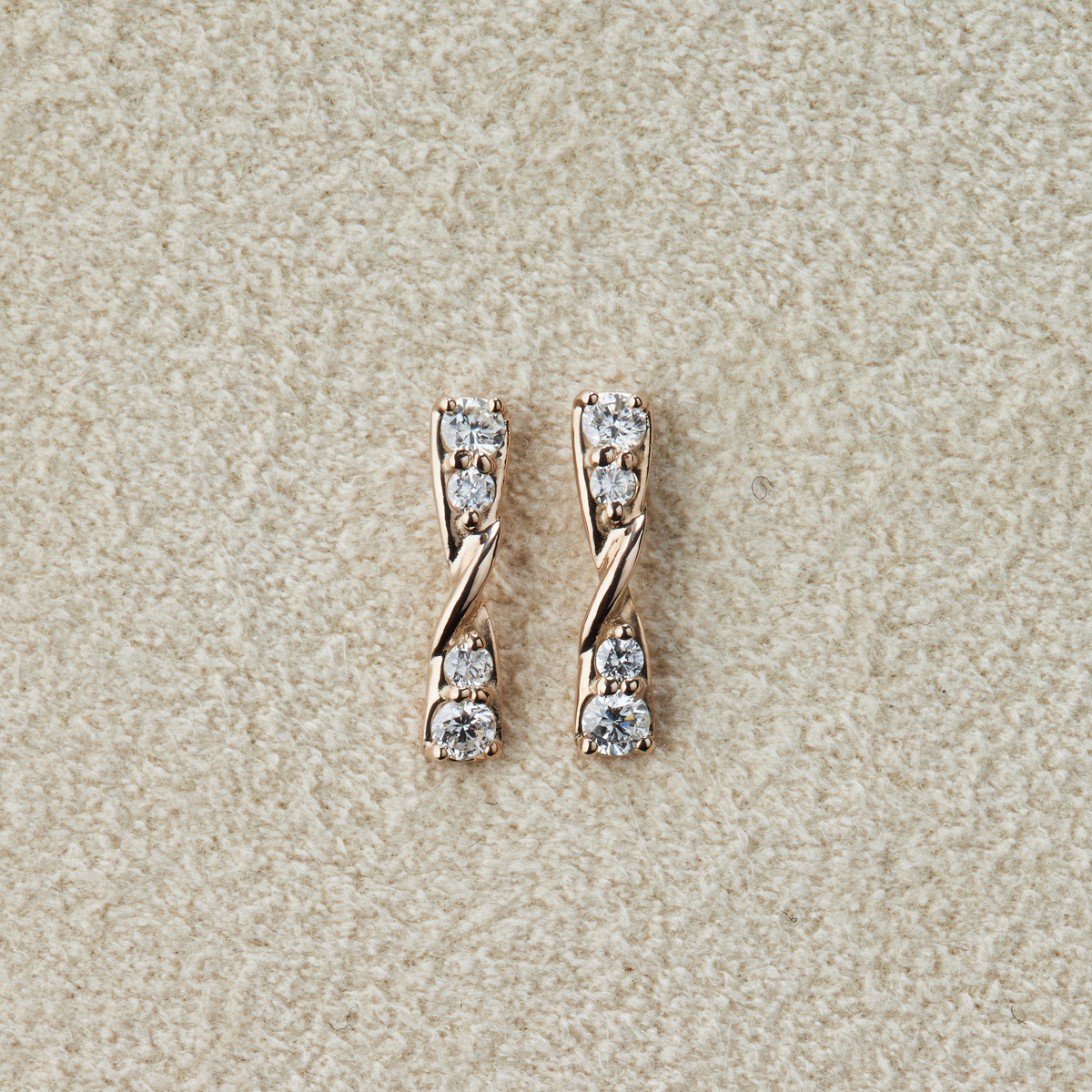 ANNIVERSARY ツイストダイヤスタッドピアス ANNIVERSARY ツイストダイヤスタッドピアス