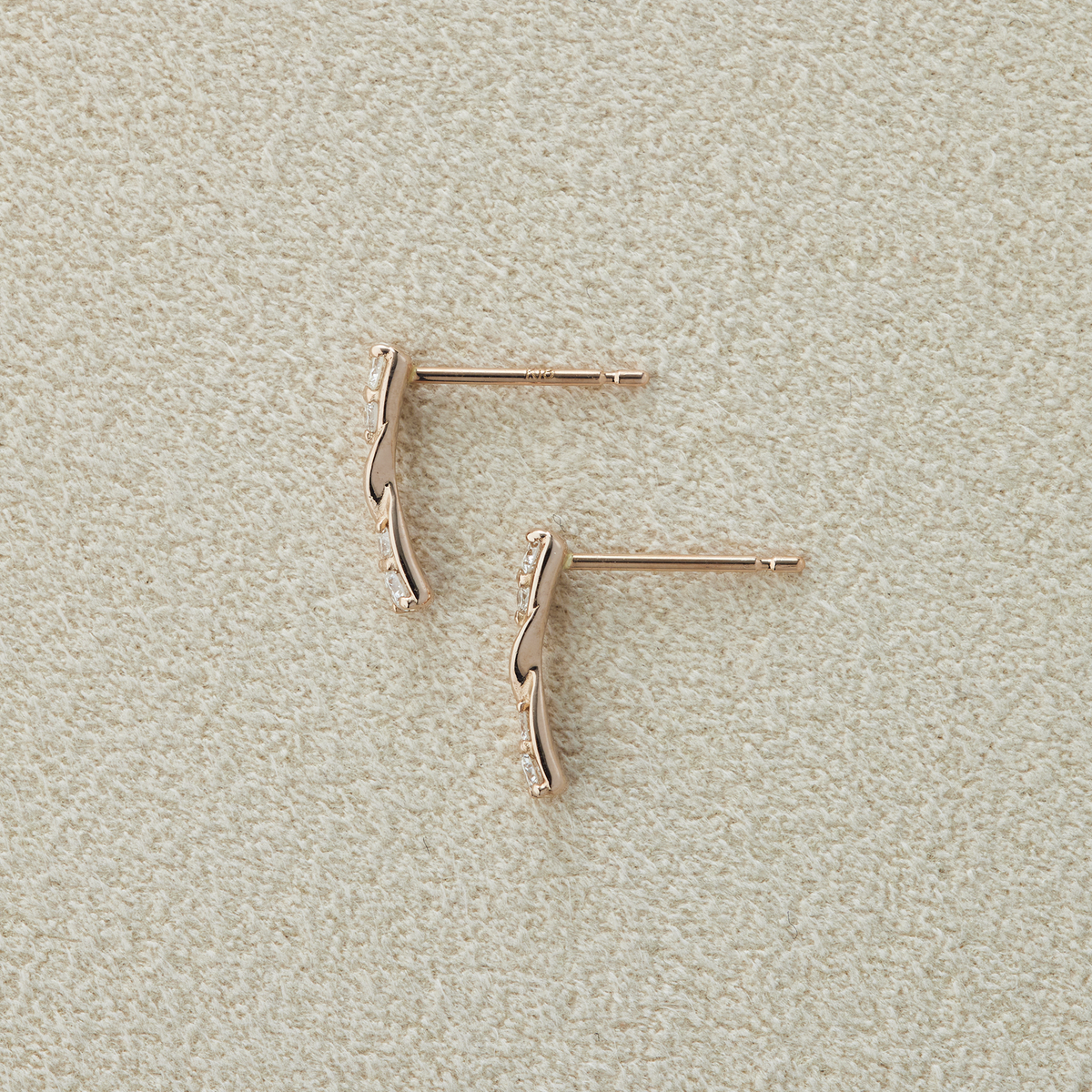 ANNIVERSARY ツイストダイヤスタッドピアス