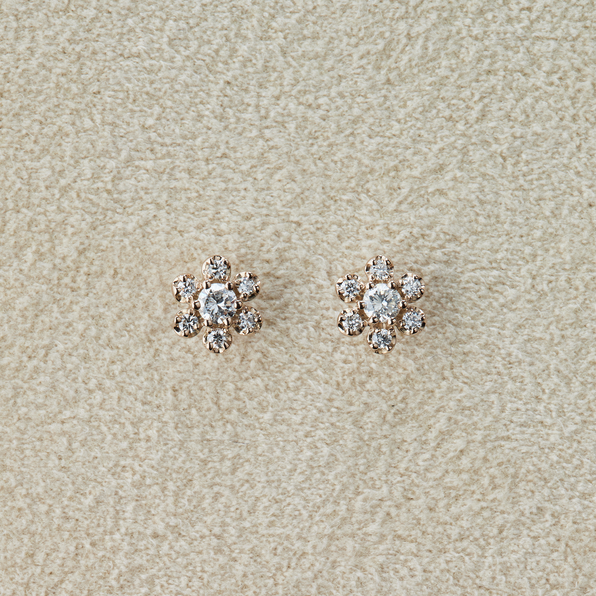 ANNIVERSARY フラワーモチーフダイヤスタッドピアス