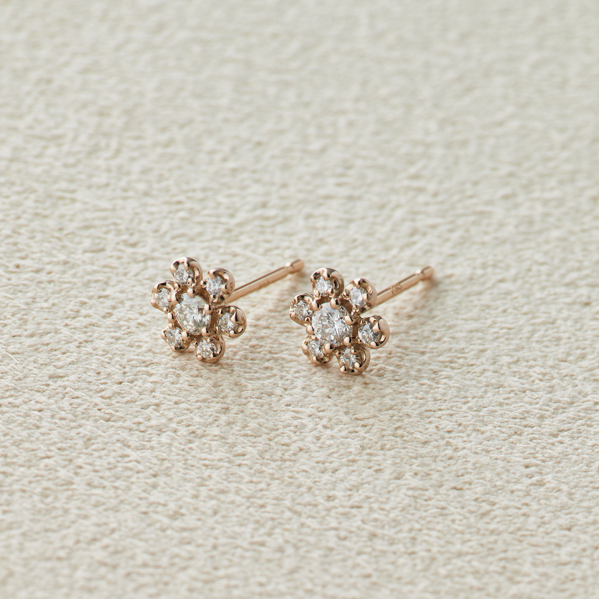 ANNIVERSARY フラワーモチーフダイヤスタッドピアス