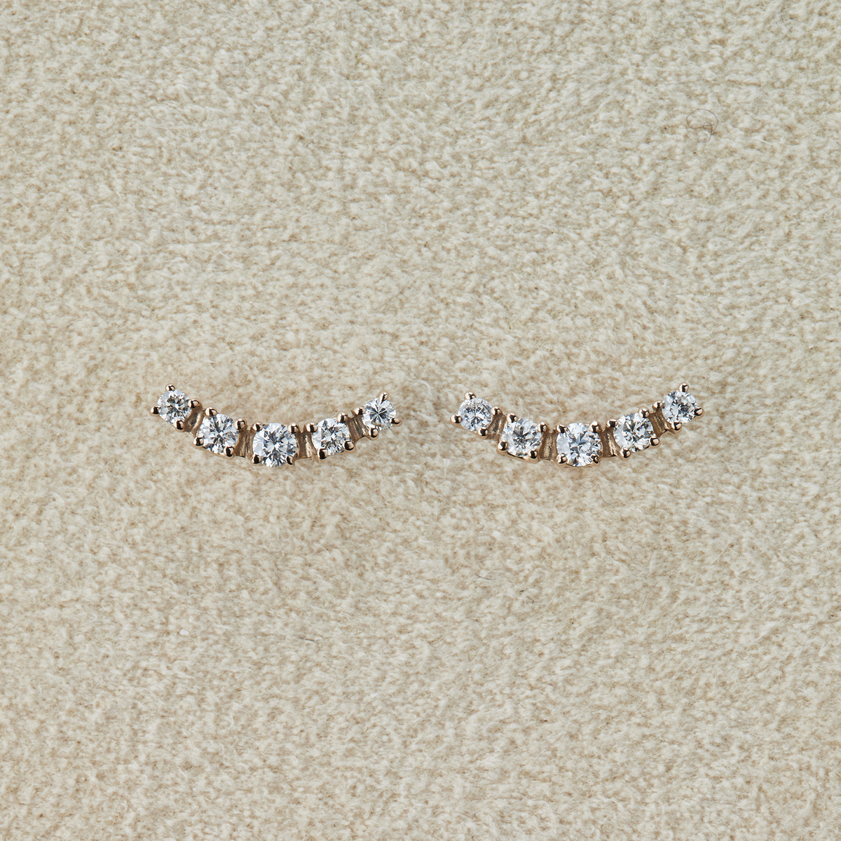 ANNIVERSARY カーブダイヤスタッドピアス