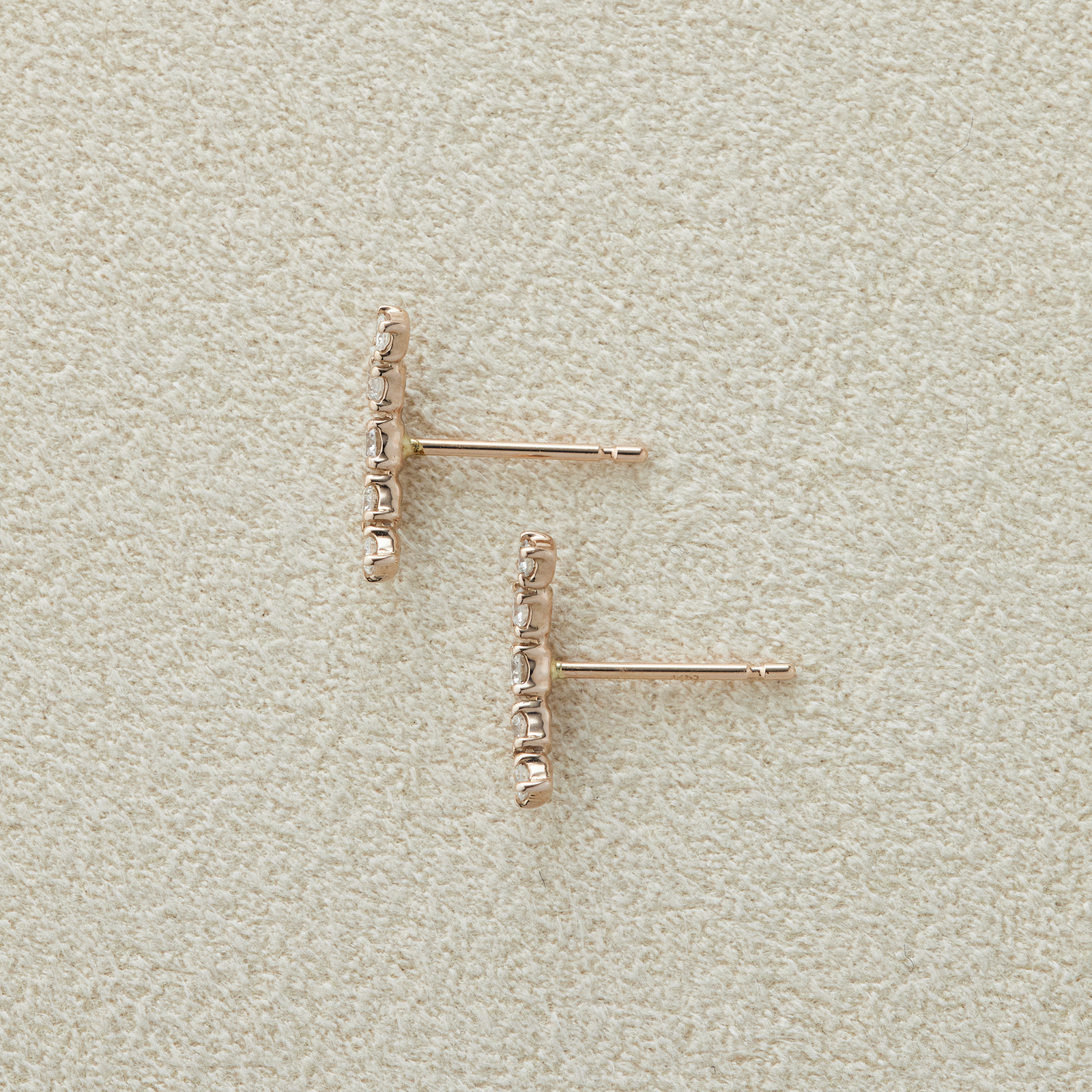 ANNIVERSARY カーブダイヤスタッドピアス ANNIVERSARY カーブダイヤスタッドピアス
