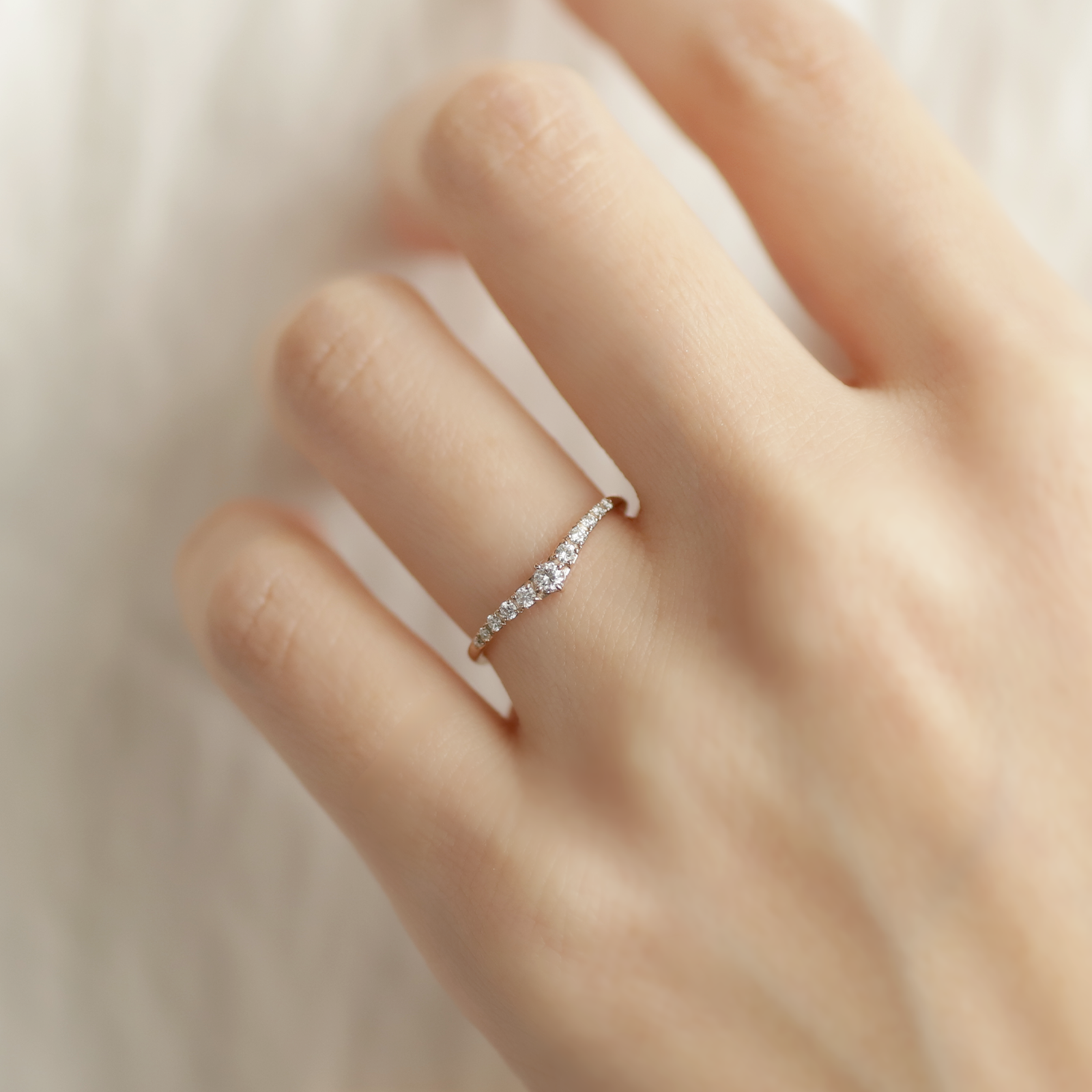 【新作】ANNIVERSARY Vラインハーフエタニティリング