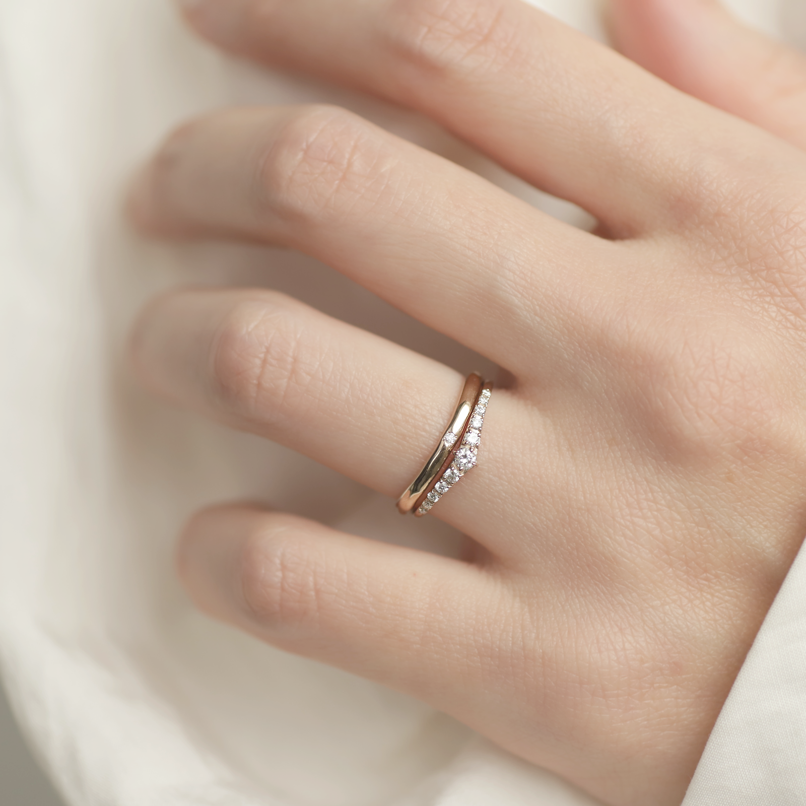 【新作】ANNIVERSARY Vラインハーフエタニティリング