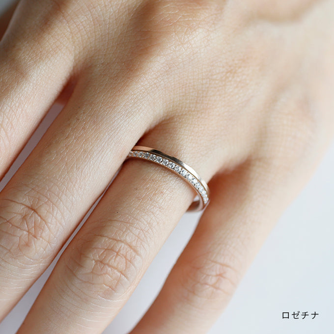 婚約指輪（エンゲージリング）AYUMUハーフエタニティリング　ロゼチナ（ローズプラチナピンクゴールド）ダイヤモンド　エタニティリング　着用画像